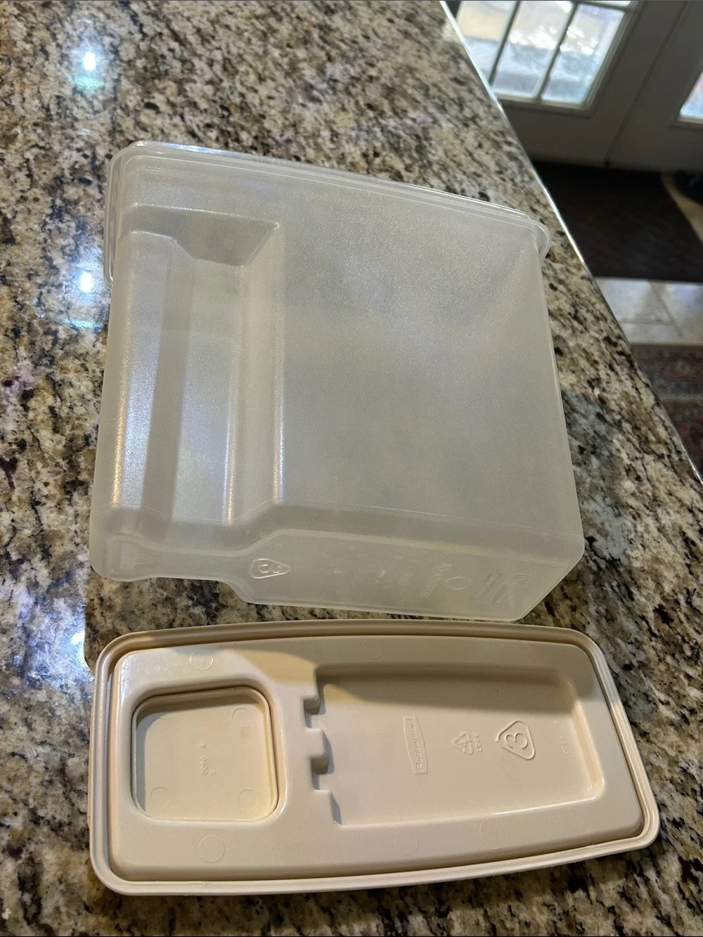 Rubbermaid 13 Cups Translucent Food Storage Container with Beige Lid
